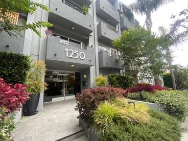 Main picture of 1250 N Kings Rd