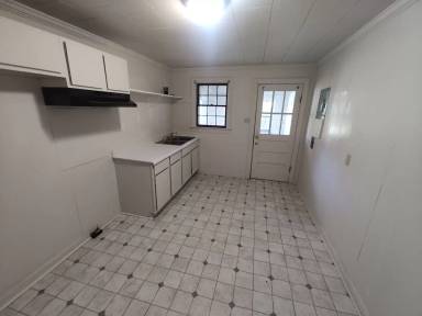 Main picture of 711 Barton Ave