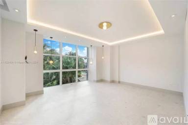 Main picture of 747 Crandon Blvd