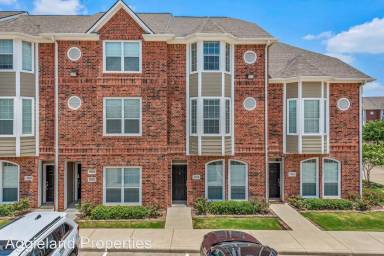 Main picture of Lakeridge Townhomes