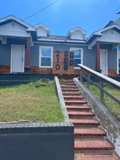 Main picture of 210 S Tancahua St