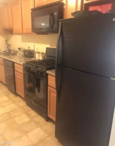 Main picture of 200 Green St