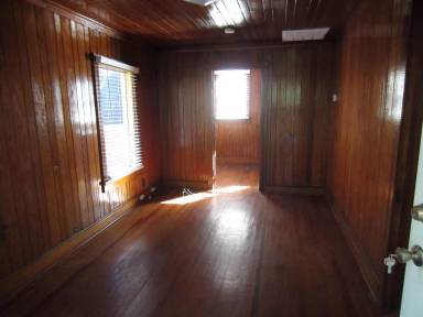 Main picture of 212 1/2 W Moore St