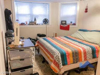 Main picture of 1441 W Berteau Ave