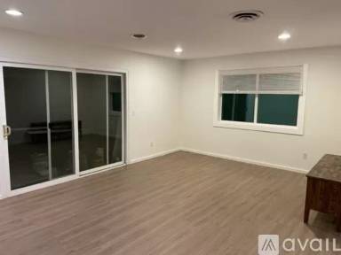 Main picture of 23329 Victory Blvd