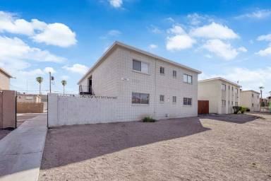 Main picture of 2908 Poplar Ave
