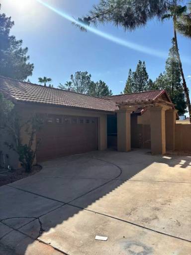 Main picture of 301 E Kroll Dr