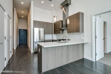 Main picture of 1616 S Broadway