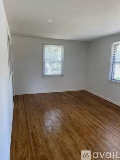 Main picture of 901 W Eastland Ave