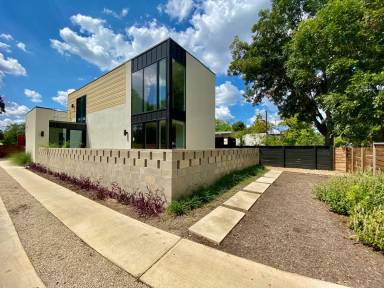 Main picture of 1905 Riverview St