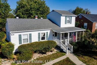 Main picture of 5601 1/2 White Oak Dr