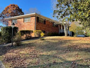 Main picture of 1992 Woodbine Cir