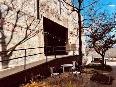 Main picture of 915 Main St