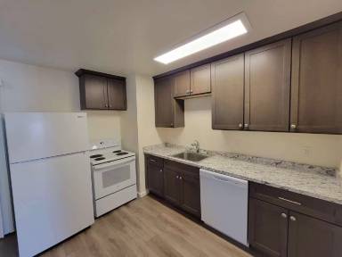 Main picture of 1045 W St
