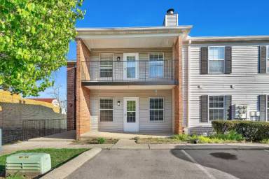 Main picture of 2258 Lebanon Pike