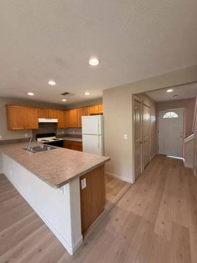 Main picture of 10 W 4th St