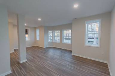 Main picture of 215 W King St
