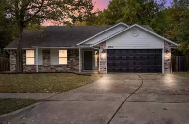 Main picture of 2800 S Dogwood Ave
