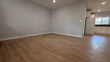 Main picture of 923-931 1/2 75 St