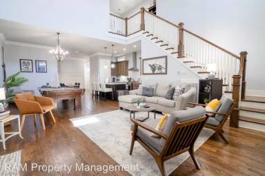 Main picture of 1103 Lawrence Ave