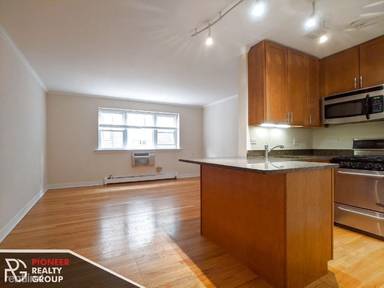 Main picture of 625 W Wrightwood Ave Apartments