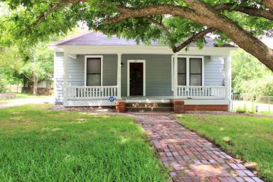 Main picture of 812 Burleson St