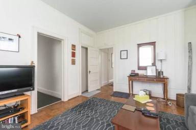Main picture of 720 Gladstone Ave
