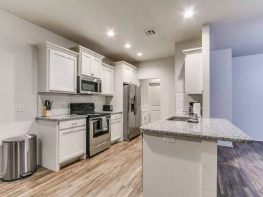 Main picture of 401 Chalk Hill Ct
