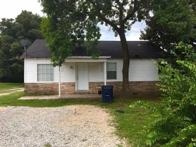 Main picture of 915 E 22nd St