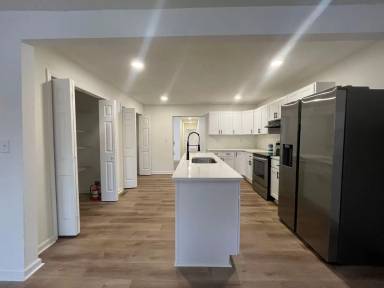 Main picture of 4 Easy St