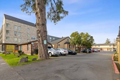 Main picture of 9805 NE Glisan St