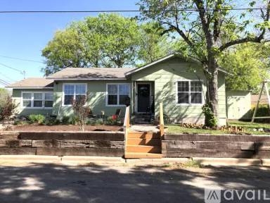 Main picture of 922 W 5th St