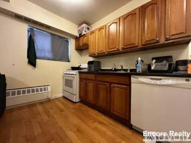 Main picture of 1555 Beacon St