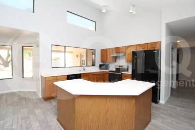 Main picture of 1047 W Lakeridge Dr