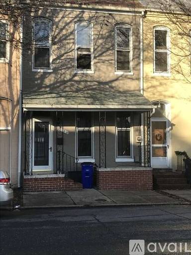 Main picture of 125 E 4th St