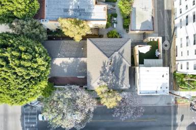 Main picture of 334 N La Peer Dr