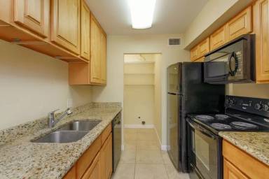 Main picture of 829 E Wildmere Ave