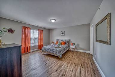 Main picture of 330 E Niagara St