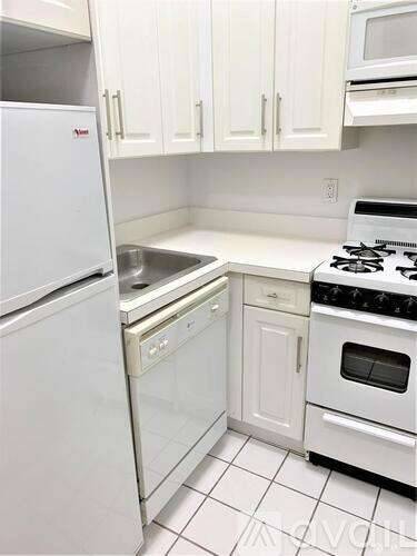 Main picture of 1588 York Ave