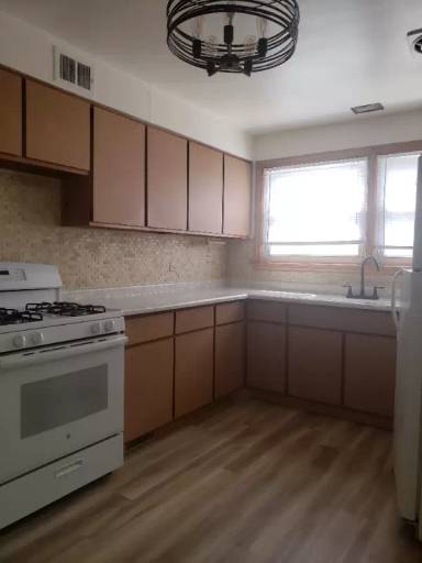 Main picture of 9100 Lamon Ave