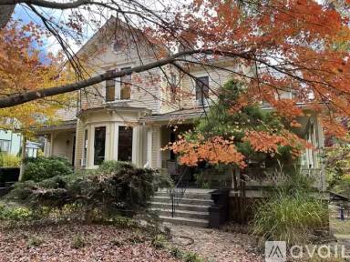 Main picture of 147 E Chestnut St