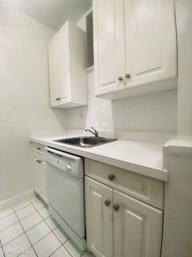 Main picture of 210 E 83rd St