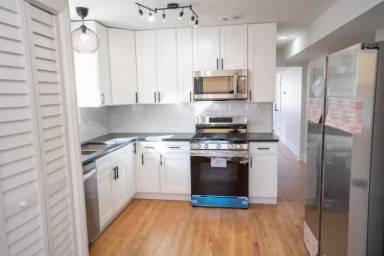 Main picture of 5735 W Addison St