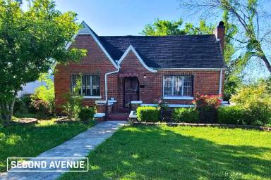 Main picture of 1600 Woodland Ave SW