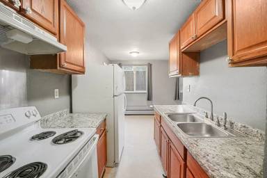 Main picture of 1600 Clinton St