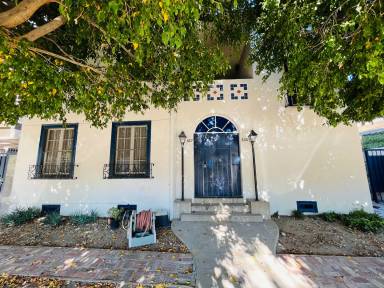 Main picture of 322 1/2 N Kenwood St