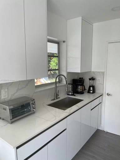 Main picture of 821 NE 6th St