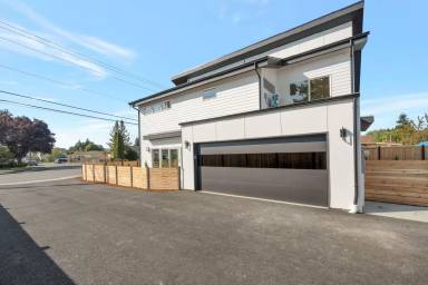 Main picture of 321 3rd Ave SE