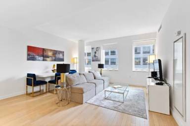 Main picture of 70 W 45th St