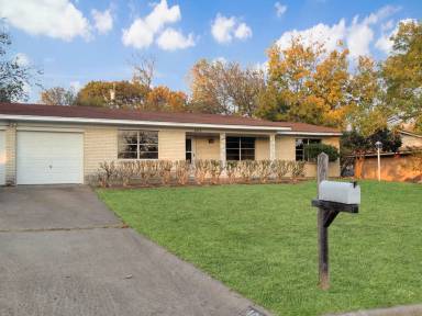 Main picture of 4010 Mockingbird Ln